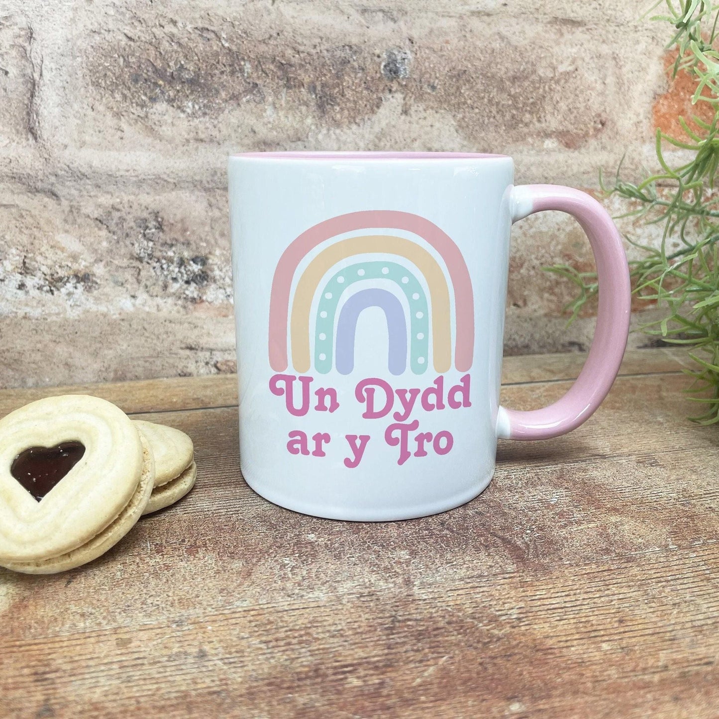 Un Dydd ar y Tro One Day At A Time - Welsh Language Dialect - Personalised Ceramic Mug.