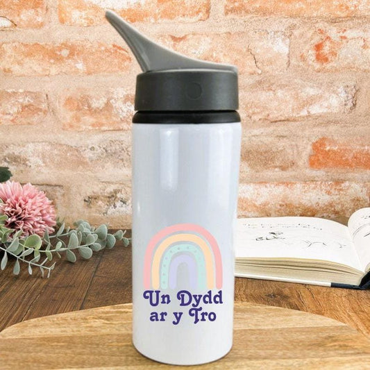 Un Dydd ar y Tro One Day At A Time - Welsh Language Dialect - Personalised Water Bottle