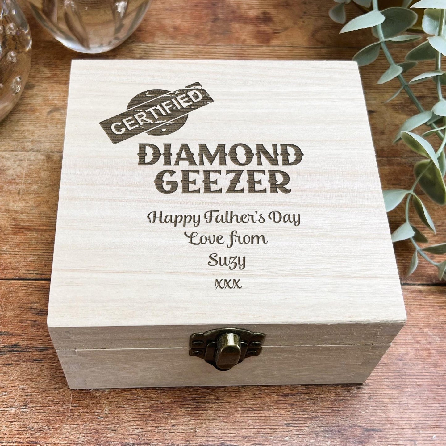 a wooden box with a diamond geezer on it