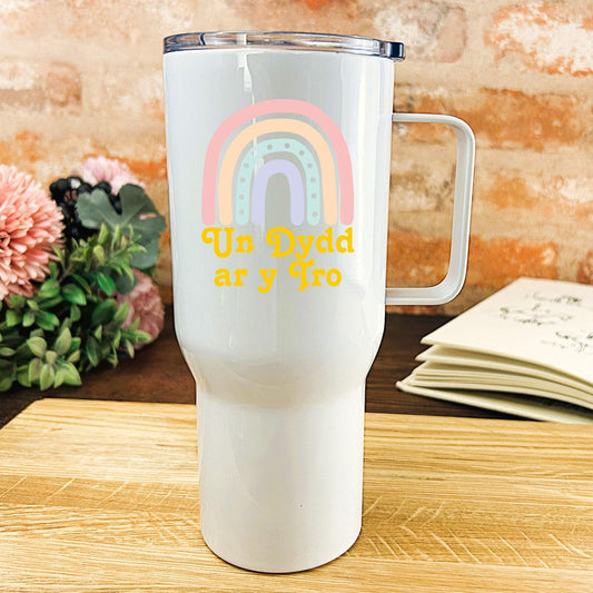 Un Dydd ar y Tro One Day At A Time - Welsh Language Dialect - Personalised Travel Mug