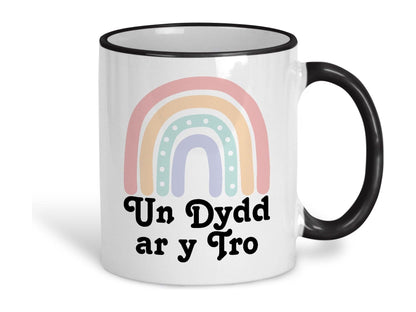 Un Dydd ar y Tro One Day At A Time Welsh Language Dialect Ceramic Mug