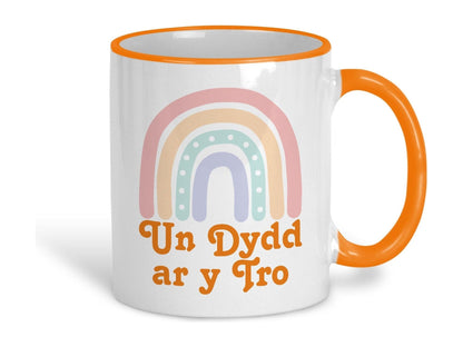 Un Dydd ar y Tro One Day At A Time Welsh Language Dialect Ceramic Mug