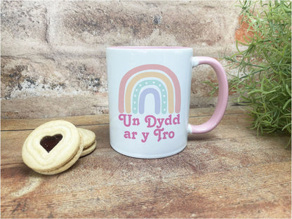 Un Dydd ar y Tro One Day At A Time Welsh Language Dialect Ceramic Mug