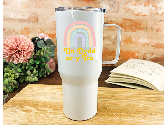 Un Dydd ar y Tro One Day At A Time - Welsh Language Dialect - Personalised Travel Mug